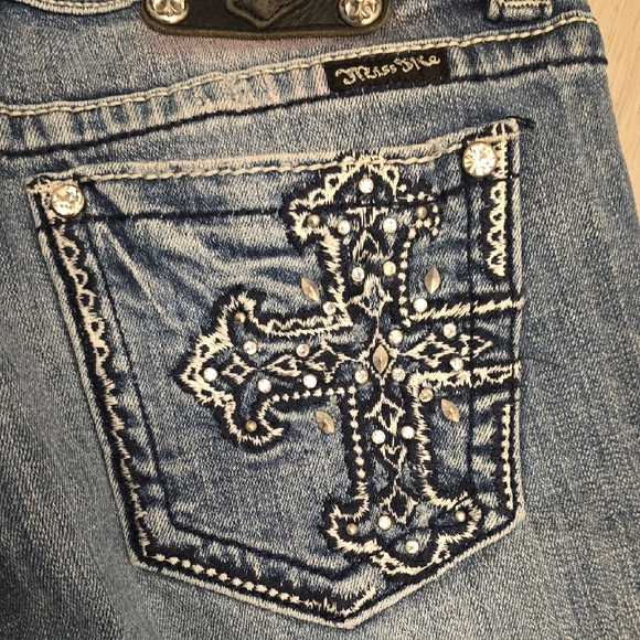 Miss Me Capri Jeans - Picture 4 of 7